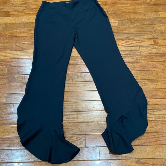 Who what wear black ruffle leg pants. - Picture 5 of 10